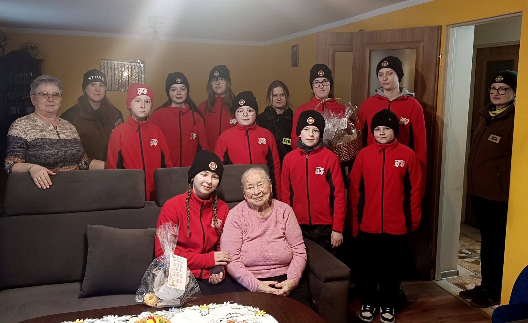 STRAŻACY Z ŻYCZENIAMI U SENIORÓW