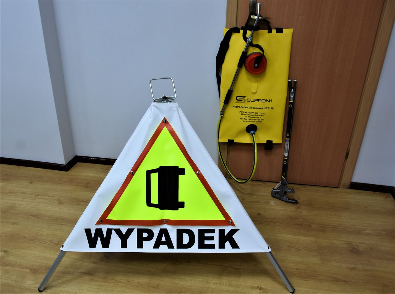 Hydronetka plecakowa, łom wielofunkcyjny i znak drogowy rozstawny 