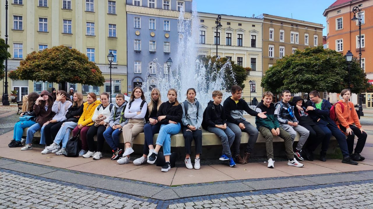 dzieci na wycieczce w Wałbrzychu
