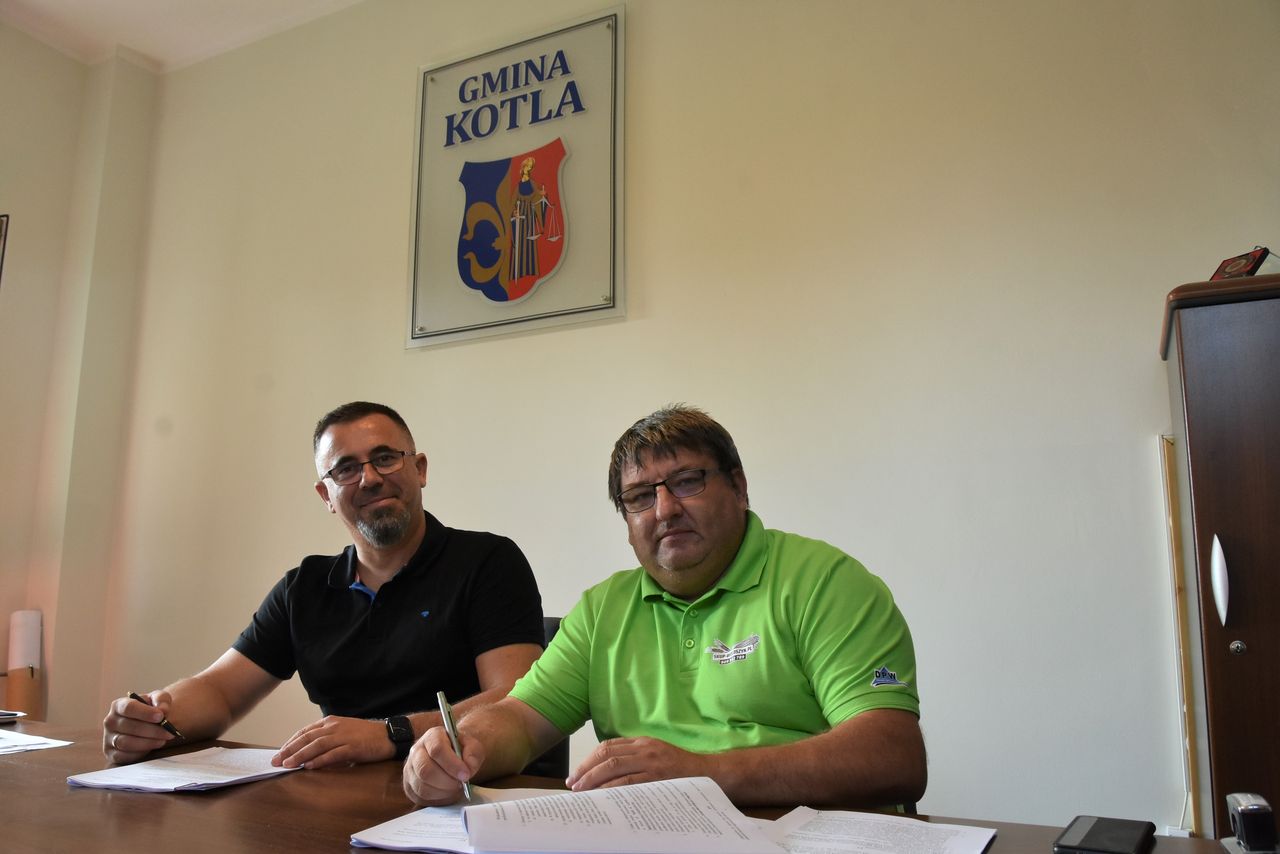 Wójt i Jacek Wołoszyn pospisują umowy
