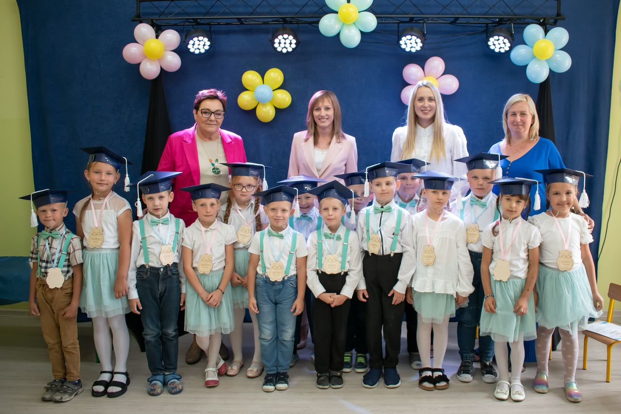 zdjęcie grupowe z wójtem
