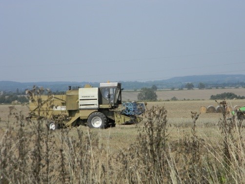 ciągnik na polu