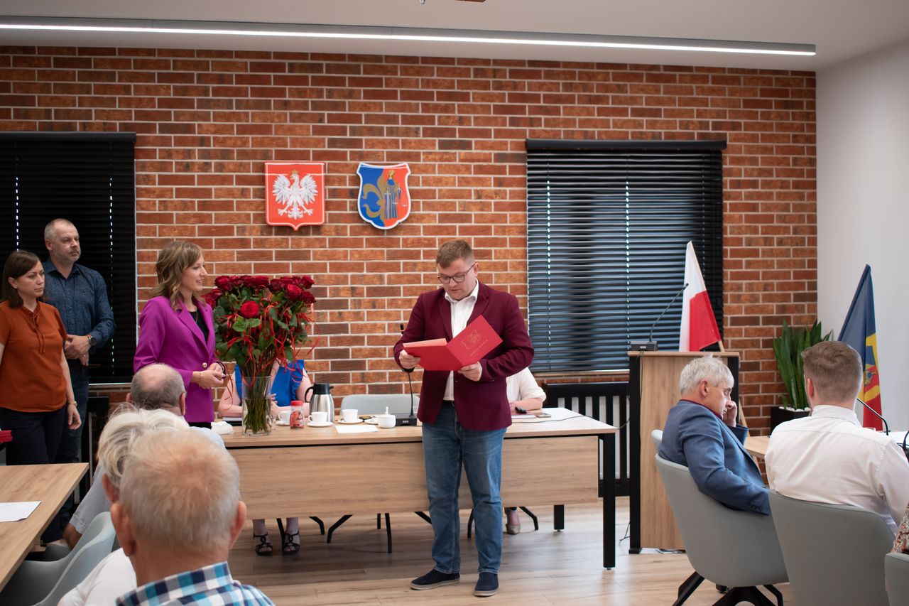 Przewodniczący Rady Gminy Kotla odczytuje treść życzeń