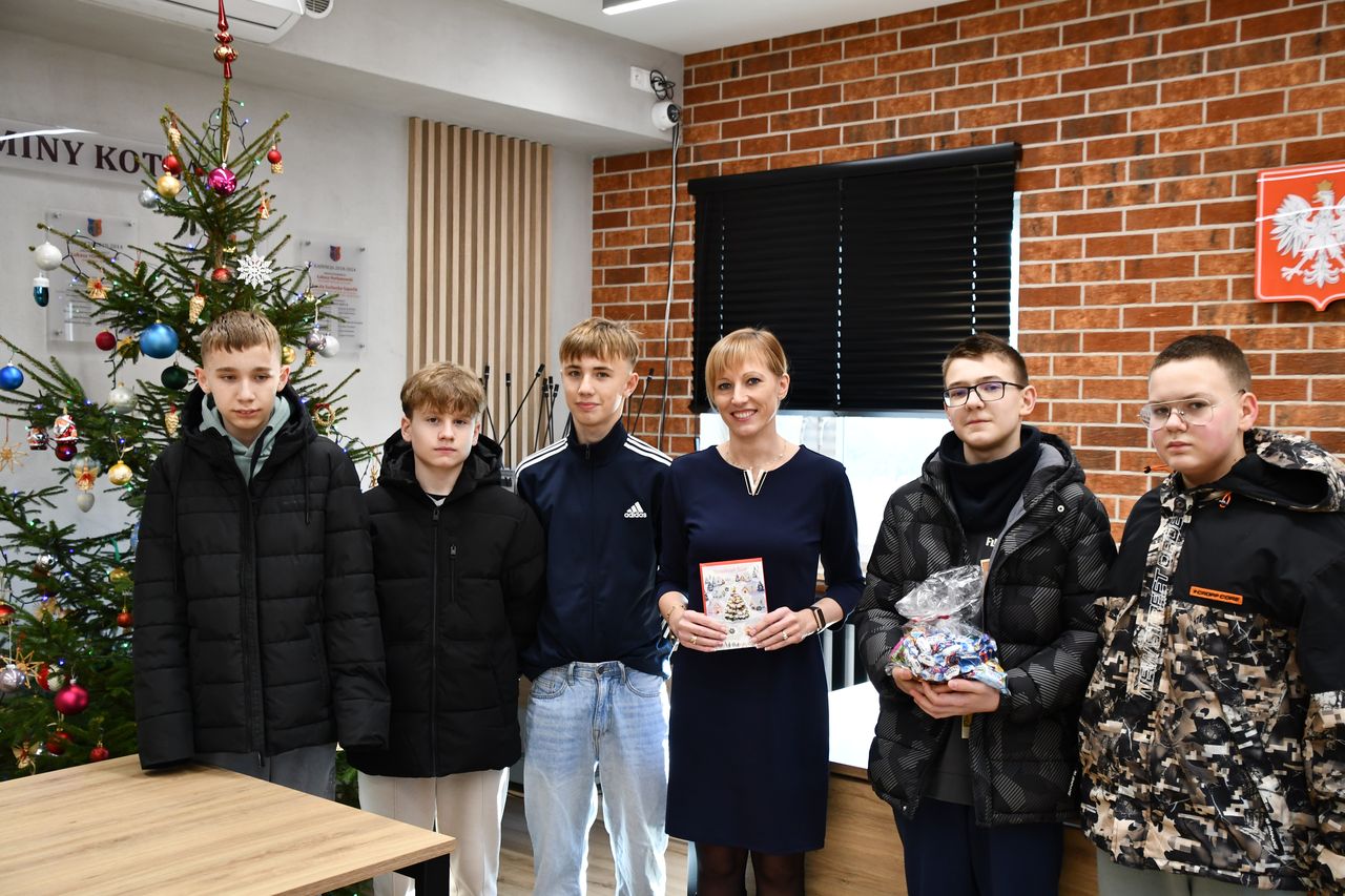 UCZNIOWIE ODWIEDZILI URZĄD I ZŁOŻYLI ŻYCZENIA