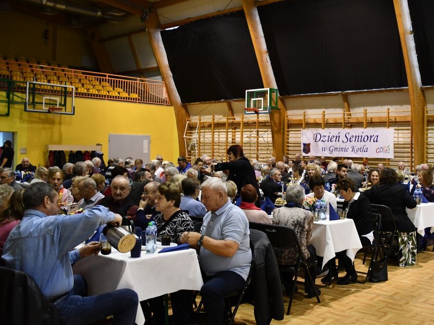 ŚPIEWY I TAŃCE W RAMACH DNIA SENIORA W KOTLI