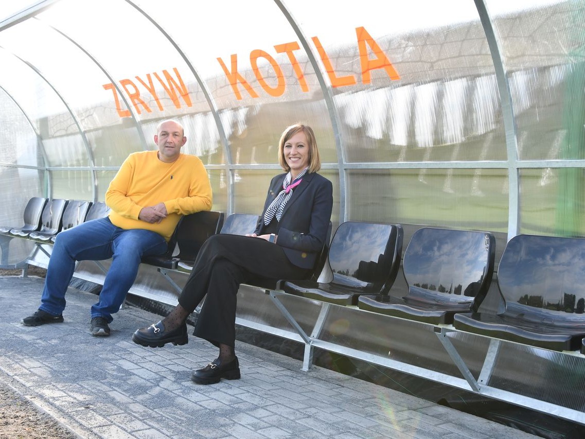 Nowe wiaty na boisku sportowym w Kotli!