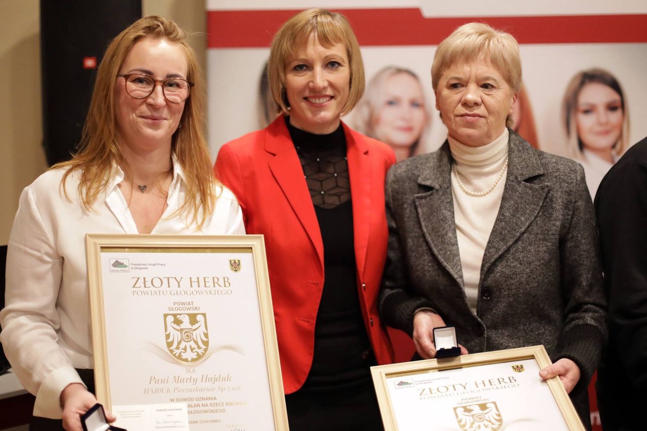 ZŁOTE HERBY POWIATU GŁOGOWSKIEGO TRAFIŁY DO LOKALNYCH PRZEDSIĘBIORCÓW