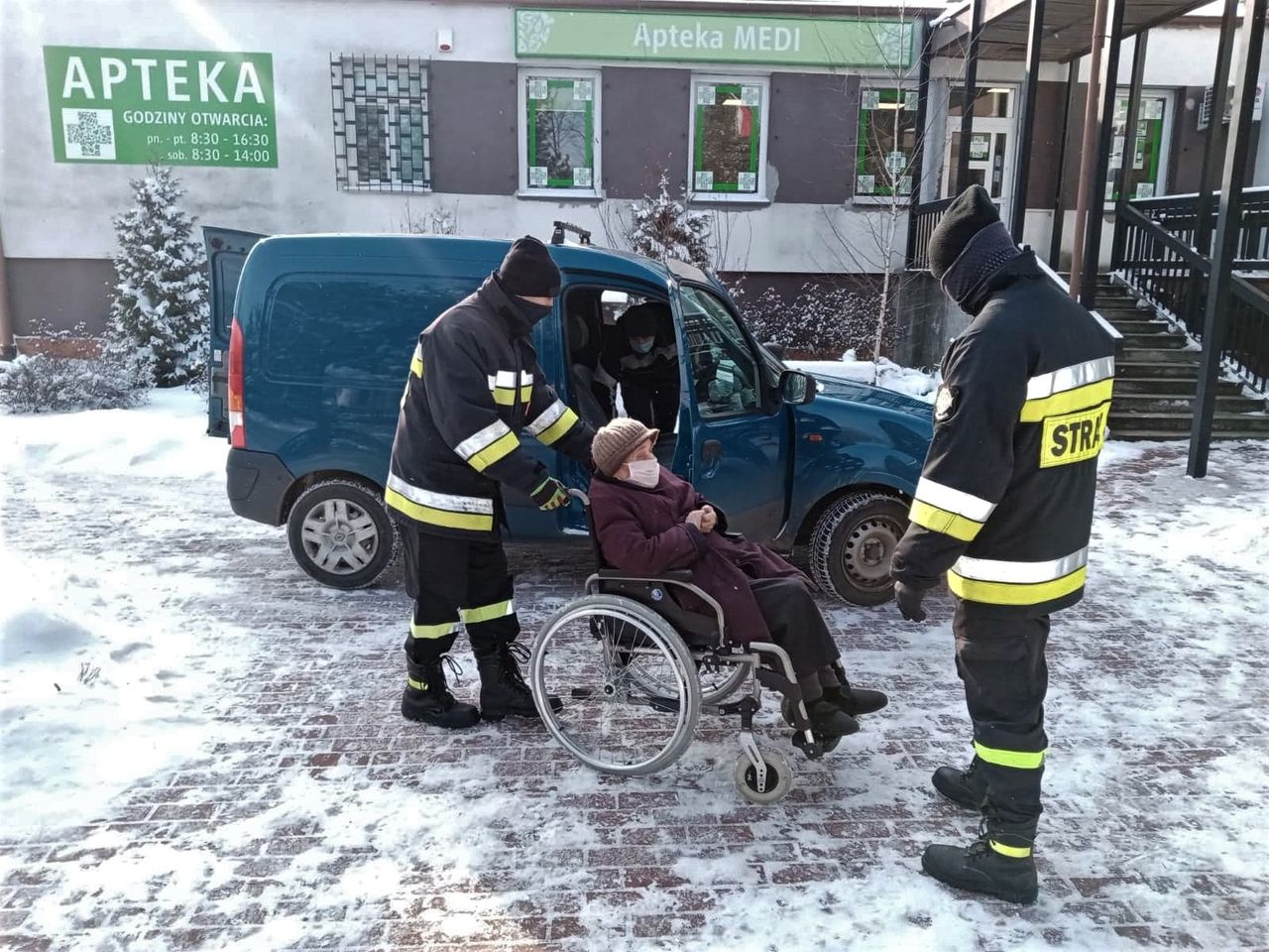 strażacy dowożą na szczepienia