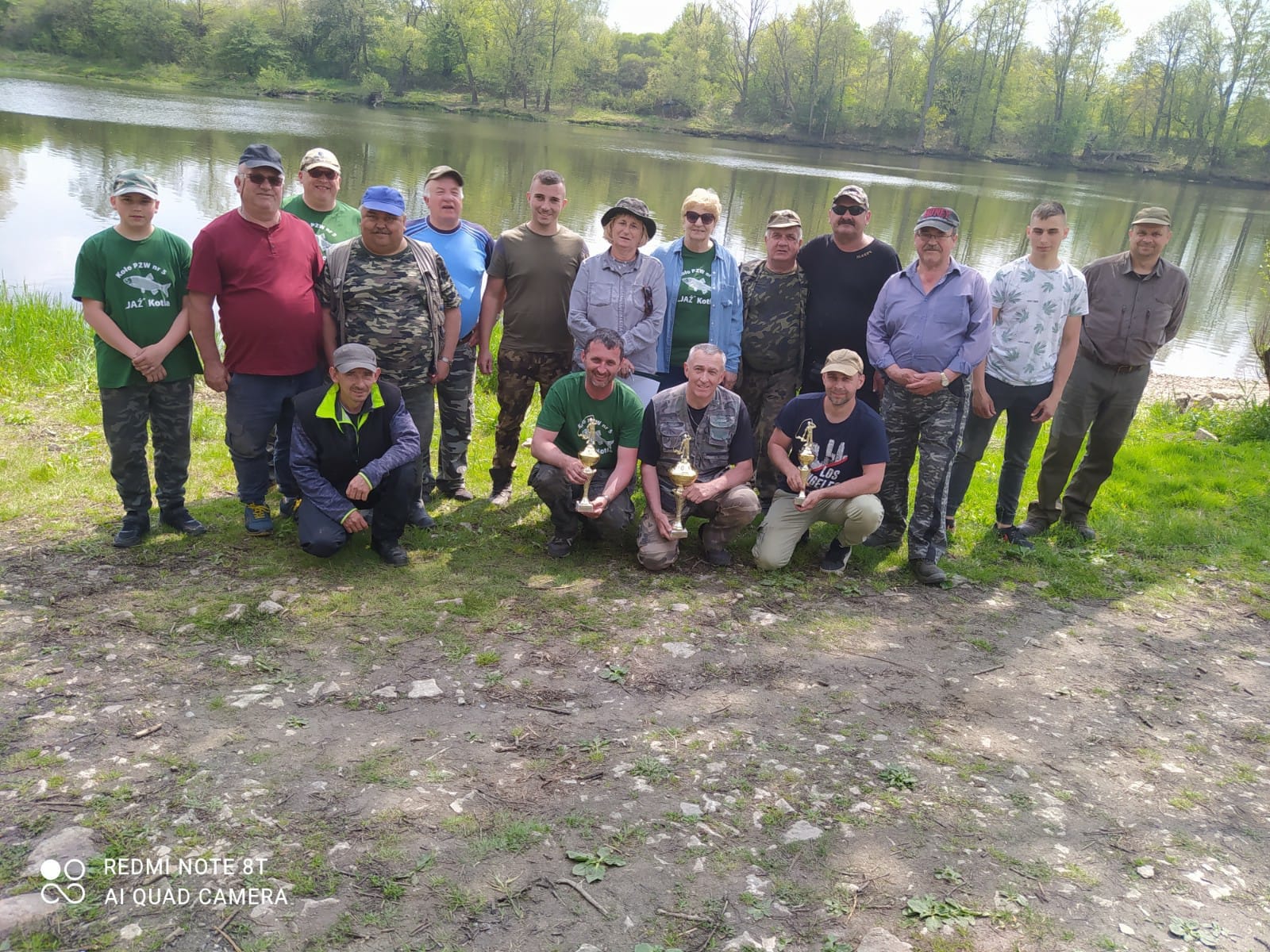 ZDJĘCIE GRUPOWE Z ZAWODÓW WĘDKARSKICH